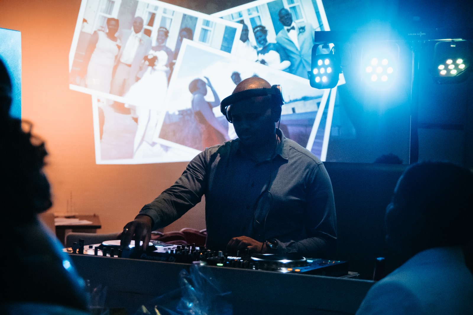 DJ D-Verse met lichtshow en projectie