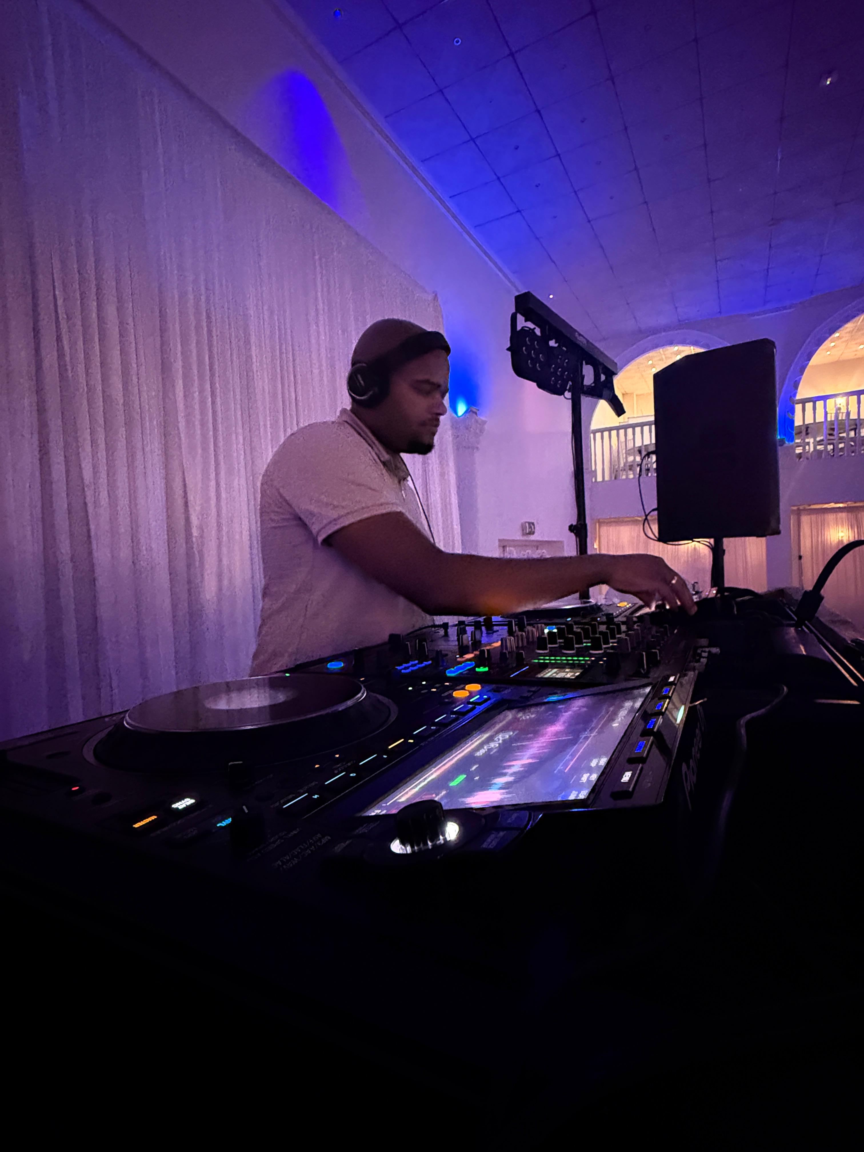 DJ D-Verse blauw verlichte zaal