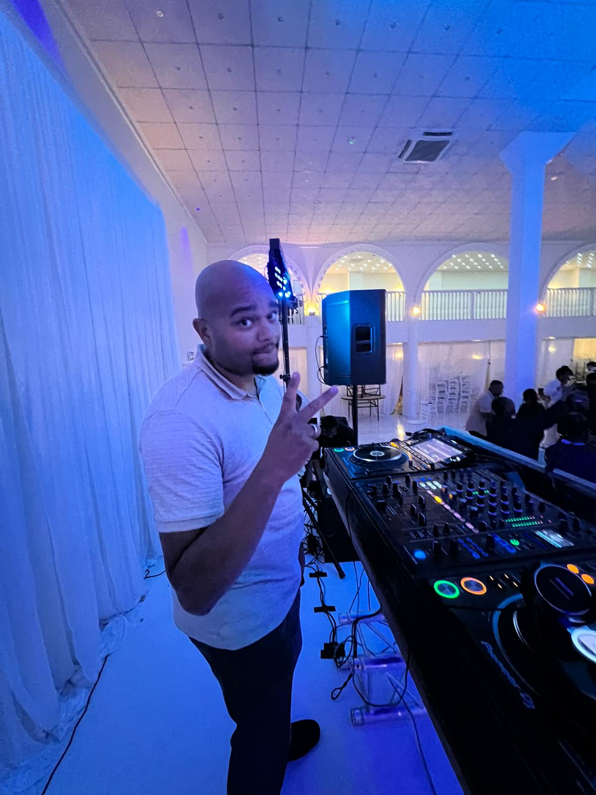 DJ D-Verse peace sign op locatie