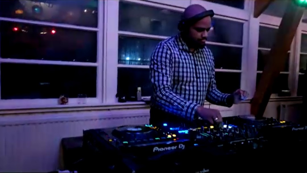 DJ D-Verse achter Pioneer DJ set